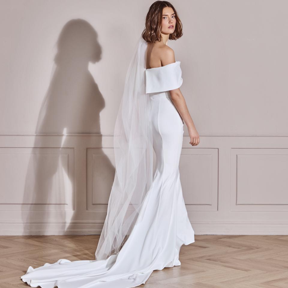 Enkel cremefarvet satin brudekjole