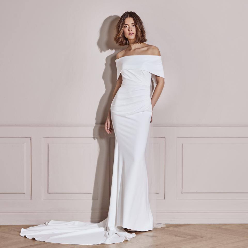 Enkel cremefarvet satin brudekjole